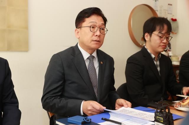 이병권 중소벤처기업부 제2차관이 21일 서울 영등포구 멜리플루어스에서 열린 중동 전쟁 관련 소상공인 현장애로 간담회에서 모두발언을 하고있다 사진중소벤처기업부