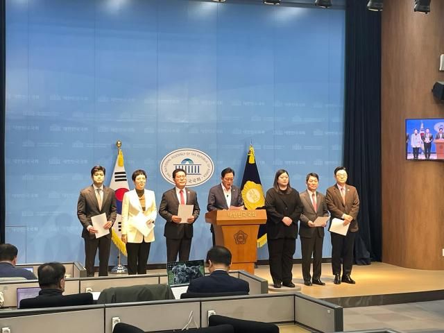 국민의힘 경기 지역구 의원들이 21일 서울 여의도 국회 소통관에서 경기도 선대위 출범 기자회견을 하고 있다사진이다희 기자