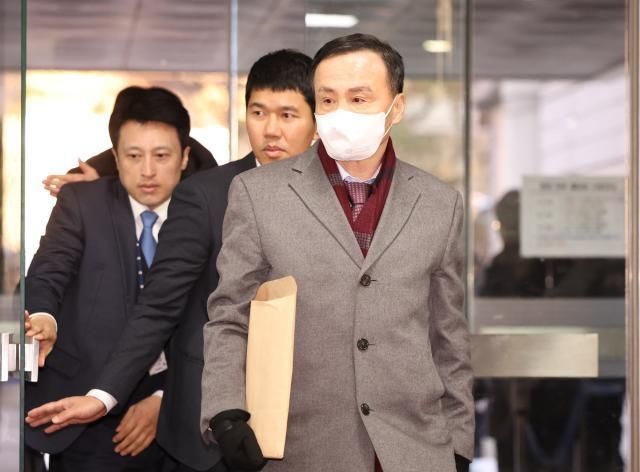 백현동 수사 무마 금품 수수 의혹을 받는 고검장 출신 임정혁 변호사가 지난 2023년 12월 22일 오전 서울 서초구 서울중앙지법에서 열리는 영장심사를 받기 위해 법정으로 향하고 있다 사진연합뉴스