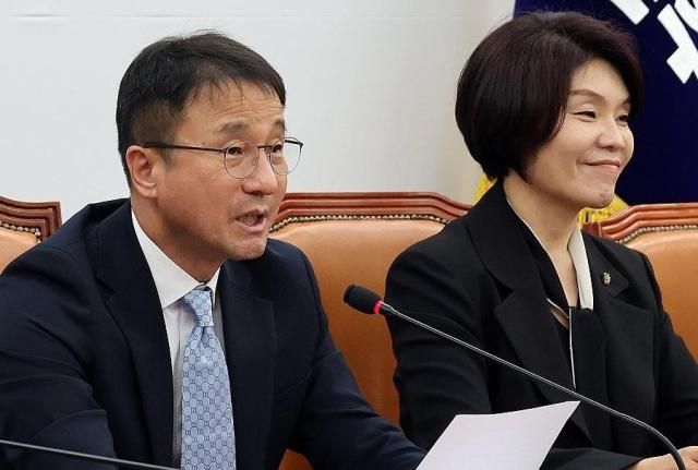 한병도 더불어민주당 원내대표가 21일 국회에서 열린 원내대책회의에서 발언하고 있다 사진연합뉴스