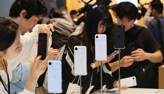 지난해 9월 시민들이 아이폰17 시리즈 제품을 둘러보고 있다 사진연합뉴스