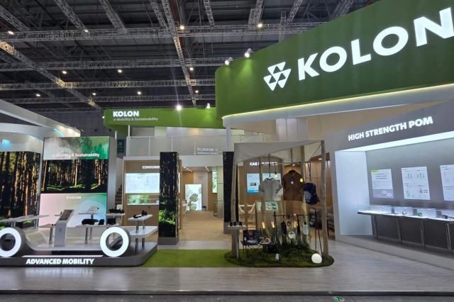 코오롱인더스트리가 21일부터 24일까지 중국 상하이에서 열리는 ‘차이나플라스 Chinaplas 2026’에 참가해 지속가능한 소재 솔루션을 선보인다 사진은 코오롱인더스트리 부스 및 엔지니어링 플라스틱 전시 제품 사진코오롱인더스트리