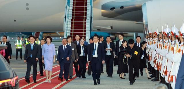 베트남을 국빈 방문한 이재명 대통령과 김혜경 여사가 21일현지시간 하노이 노이바이 국제공항에 도착한 공군 1호기에서 내려 이동하고 있다 사진연합뉴스