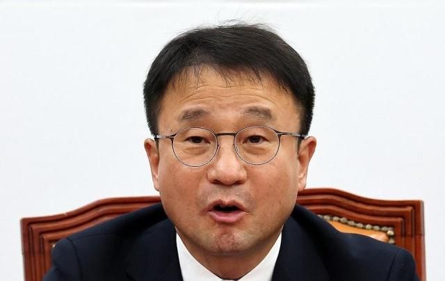 더불어민주당 한병도 원내대표가 21일 국회에서 열린 원내대책회의에서 발언하고 있다 사진연합뉴스