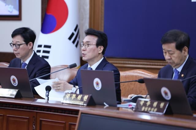 김민석 국무총리가 21일 서울 종로구 정부서울청사에서 열린 국무회의 겸 비상경제본부회의에서 발언하고 있다 사진연합뉴스