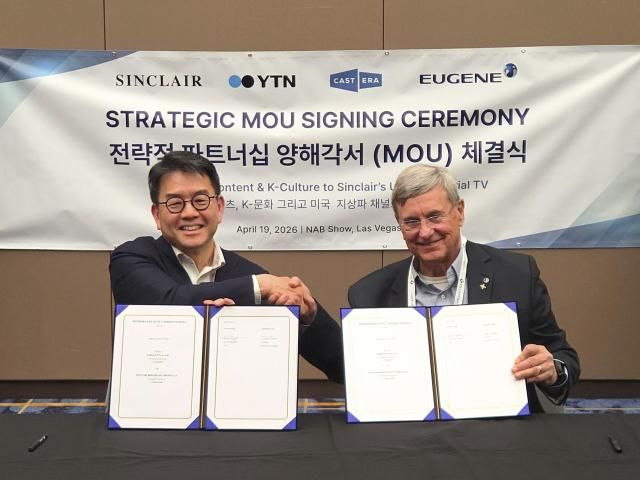  강희석 유진이엔티 대표왼쪽와 델 팍스 싱클레어 기술총괄 사장오른쪽이 지난 19일현지 시간 미국 라스베이거스에서 ‘K-콘텐츠의 미국 미디어 시장 진출 및 상호 협력을 위한 업무협약MOU’을 체결한 뒤 기념촬영을 하고 있다 사진제공유진그룹