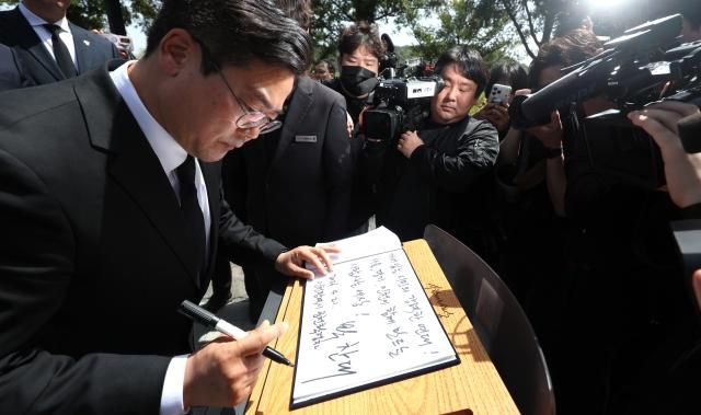 박찬대 더불어민주당 인천시장 후보가 21일 오후 경남 김해시 노무현 전 대통령 묘역 참배 후 방명록을 작성하고 있다 박 후보는 방명록에 깨어있는 시민의 강력한 연대 서울 경기 인천이 함께 만드는 사람사는 세상 2026421 인천광역시 공천확정자 박찬대라고 적었다 사진연합뉴스