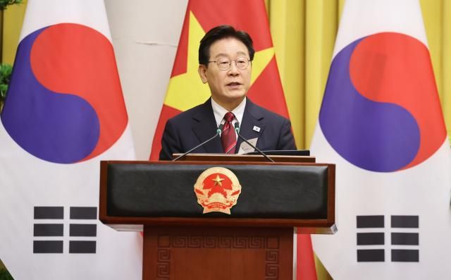 이재명 대통령이 22일현지시간 베트남 하노이 주석궁에서 열린 또 럼 당 서기장 겸 국가주석과의 공동 언론발표에서 발언하고 있다 사진연합뉴스