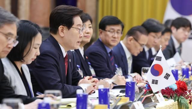 이재명 대통령이 22일현지시간 베트남 하노이 주석궁에서 열린 또 럼 베트남 공산당 서기장 겸 국가주석과의 확대정상회담에서 발언하고 있다 사진연합뉴스