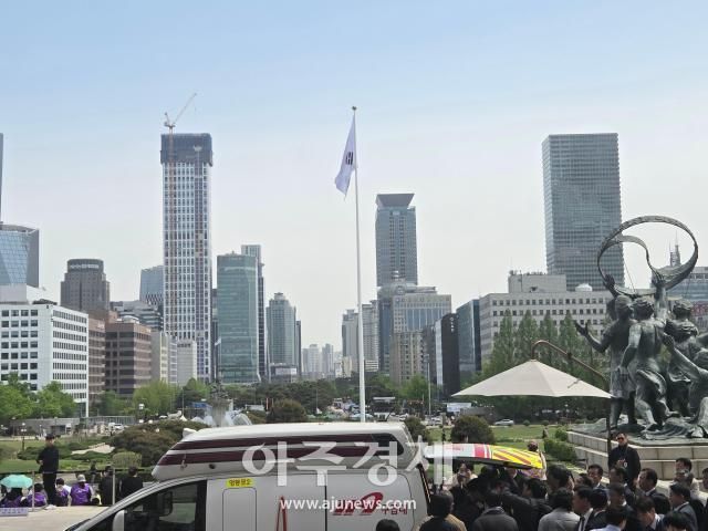 안호영 더불어민주당 의원이 엠뷸런스를 타고 긴급 이송되고 있다 사진이건희 기자