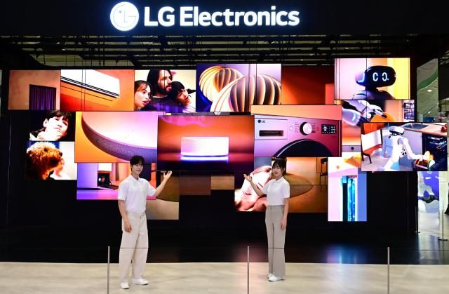 LG전자가 2026 월드IT쇼에 참가해 고객 곁에서 일상을 케어하는 AI 솔루션을 선보인다 전시장 입구에는 초슬림·초밀착 무선 월페이퍼 TV ‘LG 시그니처 올레드 W’ 25대를 천장에 매달아 마치 공중에 떠 있는 듯한 초대형 오브제가 관람객을 맞이한다 두께 09cm대 TV들이 하나의 미디어 아트로 조화롭게 조율되는 모습은 LG 올레드의 압도적 화질 기술력을 직관적으로 보여준다 사진LG전자