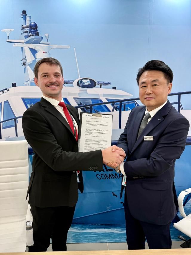 LIG 디펜스에어로스페이스가 남아프리카공화국의 방위산업체 밀코르Milkor와 미래 무인 항공플랫폼 및 통합 임무장비 기술 협력을 위한 업무협약을 체결했다 윤승욱 LIG DA 해외사업부장과 헨드릭 드 웻Hendrik de Wet 밀코르 아시아사업개발부장Head of Business Development이 서명 후 기념촬영을 하고 있다