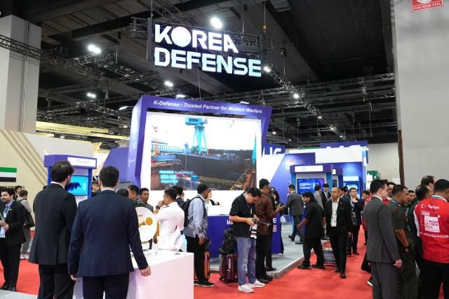 관계자들이 말레이시아 쿠알라룸푸르 국제무역전시센터MITEC에서 열리는 DSA 2026 전시장에 마련된 통합한국관을 둘러보고있다 사진한국방위산업진흥회 
