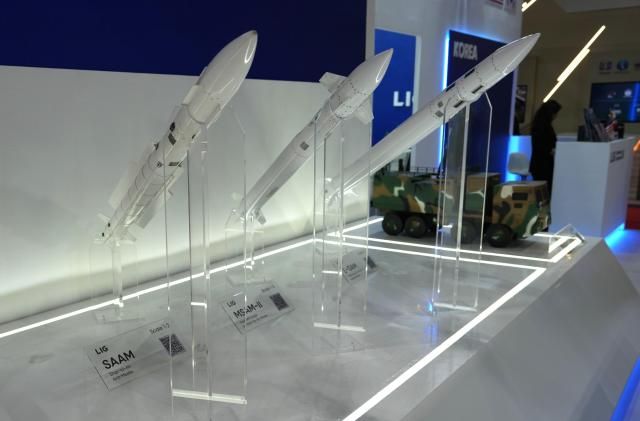 DSA 2026 LIG DA 부스의 천궁과 해궁 사진한국방위산업진흥회 