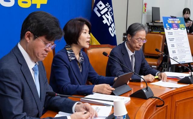 더불어민주당 한정애 정책위의장이 22일 국회에서 제9회 전국동시지방선거 더불어민주당 공약 핵심 기조를 설명하고 있다사진연합뉴스