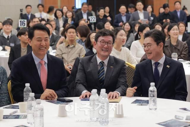 오세훈 서울시장왼쪽부터과 곽경인 서울시사회복지사협회장 정원오 더불어민주당 서울시장 후보가 22일 오후 서울 용산구 백범김구기념관 컨벤션홀에서 열린 서울시사회복지사협회 창립 40주년 기념식에 참석하고 있다 20260422사진유대길 기자 dbeorlf123ajunewscom