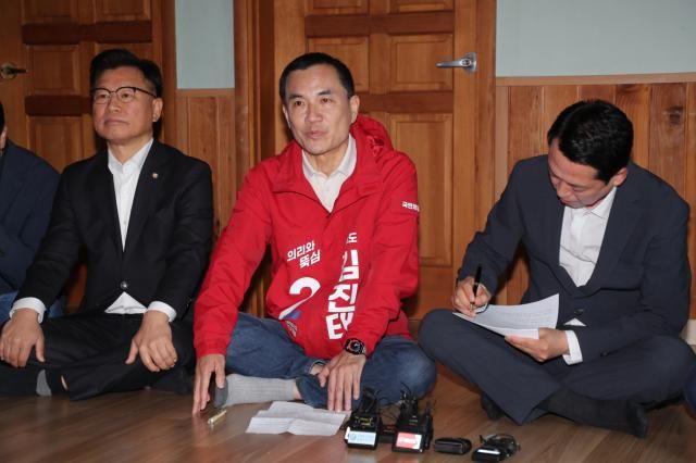 22일 강원 양양군 손양면 수산리어촌마을회관을 찾은 김진태 국민의힘 강원지사 예비 후보가 지도부를 향해 쓴소리하자 장동혁 당 대표가 이를 받아적고 있다 사진연합뉴스