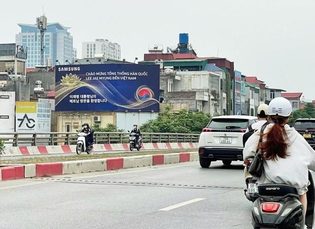 이재명 대통령의 21일 베트남 국빈 방문을 환영하는 삼성전자 현지법인의 옥외광고가 하노이 공항 인근과 도심 곳곳에 세워져 있다 사진연합뉴스