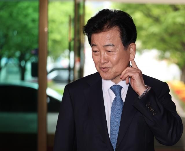 정동영 통일부 장관이 지난 20일 오후 외부 일정을 마친 뒤 서울 광화문 정부서울청사 집무실로 향하며 기자들의 질문에 답하고 있다 사진연합뉴스