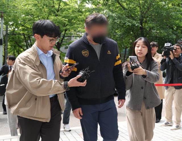 자본시장법 위반과 뇌물공여 혐의를 받는 유명 인플루언서 남편인 재력가 이모씨가 22일 서울 양천구 남부지법에서 열린 구속 전 피의자 심문영장실질심사에 출석하고 있다 사진연합뉴스