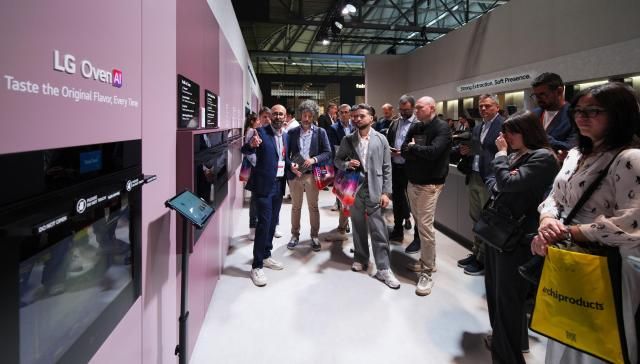 관람객이 LG전자가 밀라노 디자인 위크에서 처음 선보인 유럽 전용 LG 빌트인 패키지 제품을 살펴보고 있다 사진LG전자