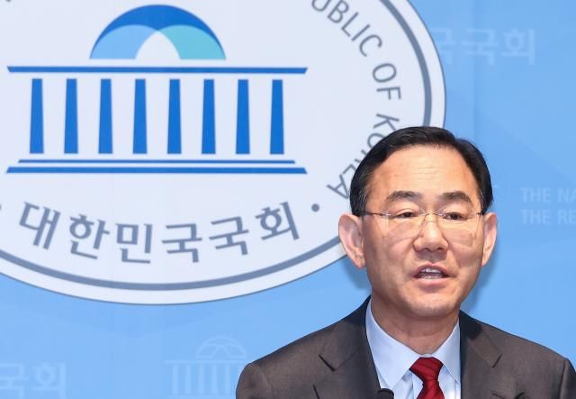 국민의힘 대구시장 후보 경선에서 컷오프공천 배제된 6선 주호영 의원이 8일 국회 소통관에서 기자회견을 열고 있다 사진연합뉴스