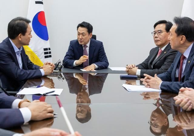 장동혁 국민의힘 대표왼쪽 둘째부터와 송언석 원내대표가 23일 국회에서 관련 상임위원회 위원장들과 함께 정동영 통일부 장관 관련 문제를 논의하기 위해 대책 회의를 하고 있다 사진연합뉴스