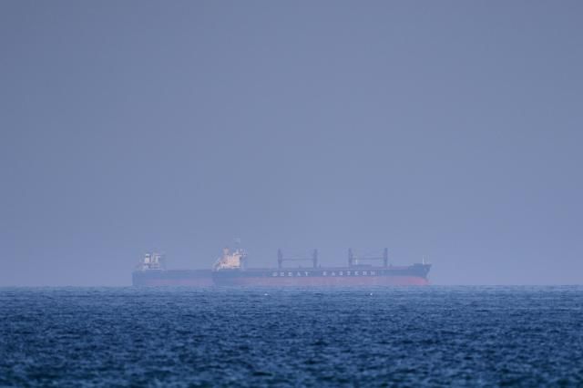 18일현지시간 오만 무산담 해안 인근 호르무즈 해협에서 선박과 유조선들이 항해하고 있다 사진로이터·연합뉴스