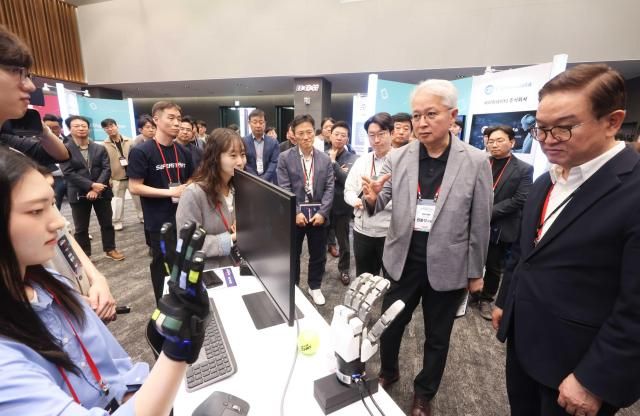 권봉석 주LG COO맨오른쪽에서 두번째와 정수헌 LG사이언스파크 대표맨오른쪽에서 첫번째가 슈퍼스타트 데이 2026에서 스타트업의 기술 시연을 살펴보고 있다 사진LG