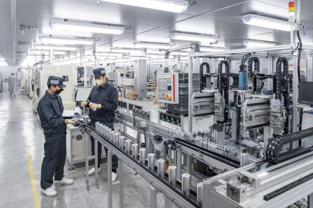 LS머트리얼즈 직원들이 군포공장에서 캐패시터를 생산하고 있다 사진LS머트리얼즈