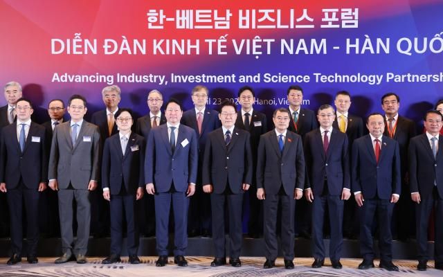 이재명 대통령과 레 민 흥 베트남 총리가 23일현지시간 하노이 한 호텔에서 열린 한-베트남 비즈니스포럼 사전간담회에서 양국 기업인들과 기념촬영을 하고 있다 사진연합뉴스