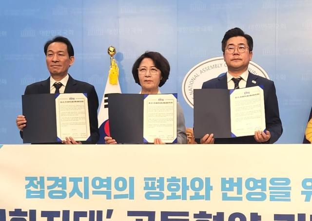 더불어민주당 우상호 강원도지사 후보왼쪽부터 추미애 경기도지사 후보 박찬대 인천시장 후보가 23일 오전 국회 소통관에서 접경지역의 새로운 변화와 공존을 위한 협약서에 서명한 뒤 기념촬영을 하고 있다 사진조현미 기자