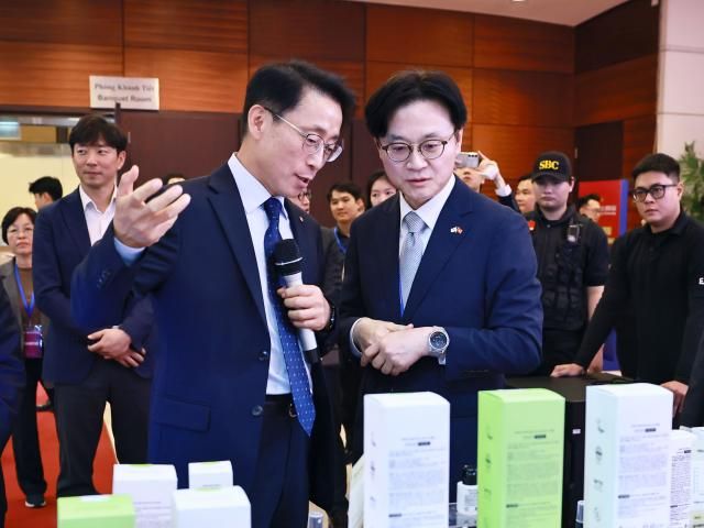 김정관 산업통상자원부 장관이 23일현지시간 베트남 하노이 국가컨벤션센터에서 열린 한-베트남 비즈니스 파트너십 현장을 방문해 부스를 둘러보고 있다 사진산업통상부