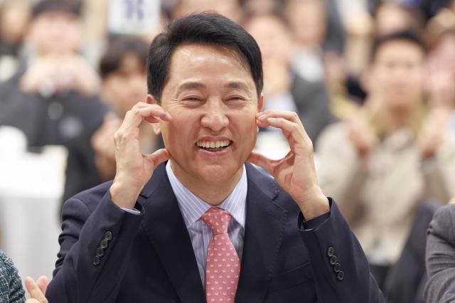 오세훈 서울시장이 22일 오후 서울 용산구 백범김구기념관 컨벤션홀에서 열린 서울시사회복지사협회 창립 40주년 기념식에 참석해 기념촬영을 하고 있다 20260422사진유대길 기자 dbeorlf123ajunewscom