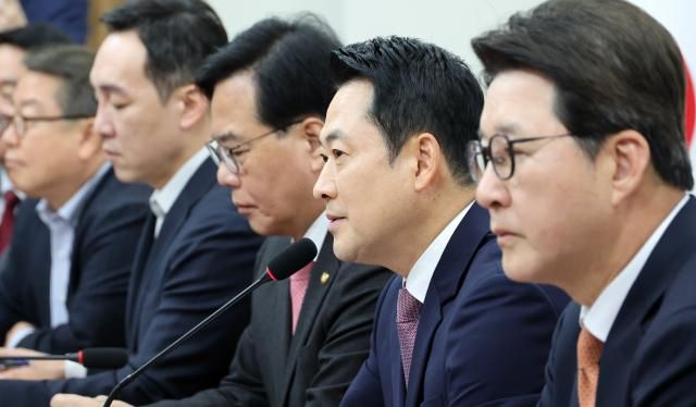 장동혁 국민의힘 대표가 23일 국회에서 열린 최고위원회의에서 모두발언을 하고 있다 사진연합뉴스