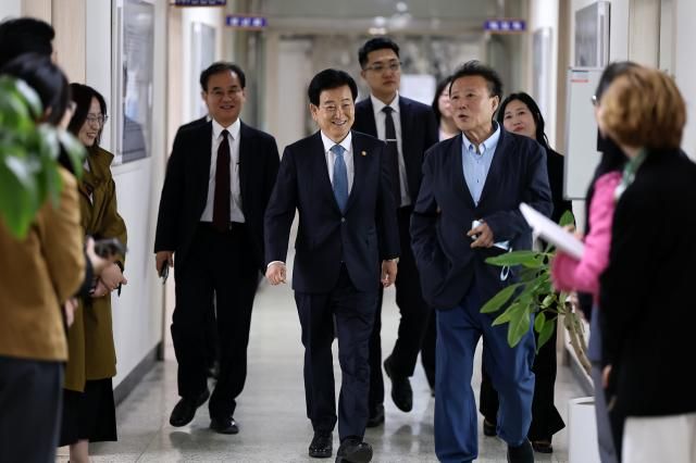 정동영 통일부 장관이 23일 서울 종로구 수운회관에서 박인준 한국종교인평화회의KCRP 대표회장 예방을 위해 이동하고 있다 사진연합뉴스