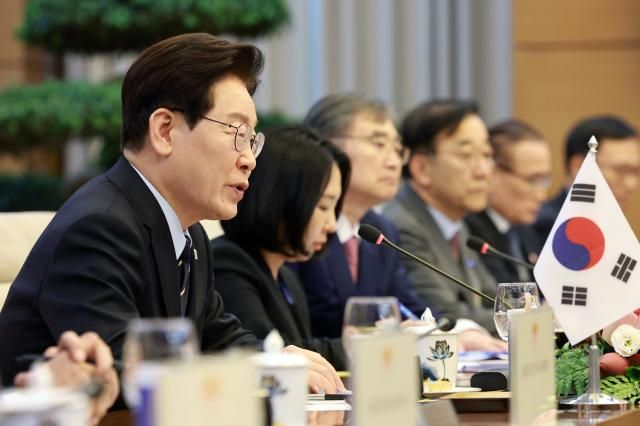 베트남을 국빈 방문 중인 이재명 대통령이 23일현지시간 하노이 국회의사당에서 열린 쩐 타인 먼 국회의장과의 면담에서 발언하고 있다 사진연합뉴스