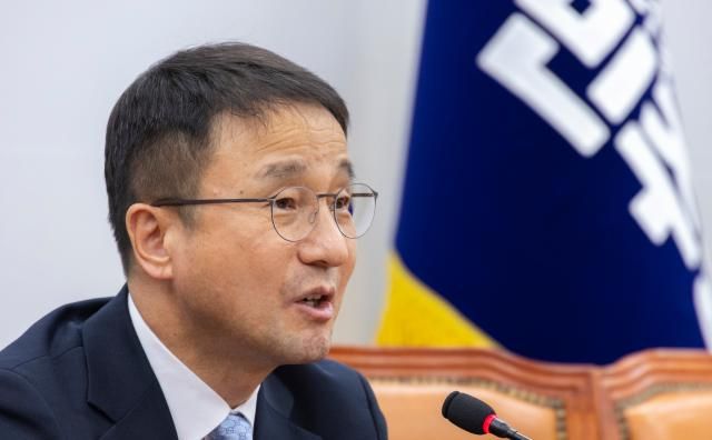 더불어민주당 한병도 원내대표가 지난 21일 국회에서 열린 현안 관련 기자회견에서 발언하고 있다사진연합뉴스