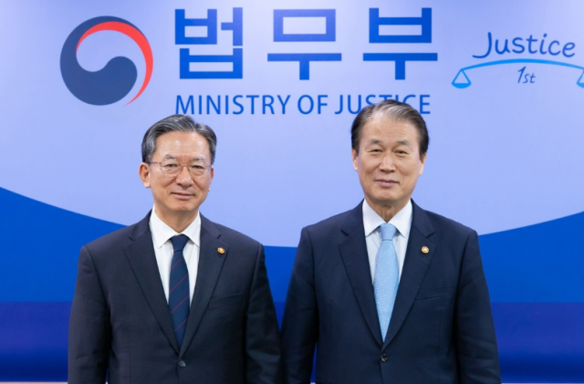 정성호 법무부 장관왼쪽과 권오을 국가보훈부 장관이 지나날 18일 경기 과천시 법무부에서 만나 기념 촬영하고 있다 두 장관은 이날 친일재산귀속법 재제정안 입법을 위한 정책 협조 논의를 했다 사진법무부 