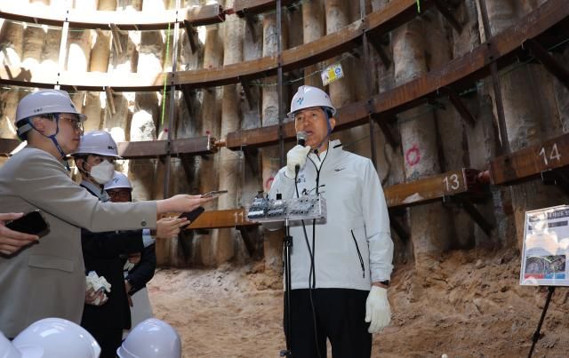오세훈 서울시장이 24일 서울 광화문 대심도 빗물배수터널 공사현장을 방문 발언하고 있다 사진연합뉴스