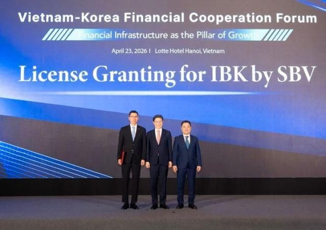 이억원 금융위원장가운데은 기업은행 베트남법인이 현지에서 9년 만에 본인가를 취득했다고 밝혔다 사진기업은행