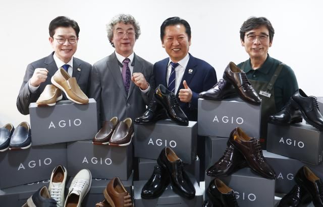 24일 서울 성동구 언더스탠드에비뉴에 마련된 청각장애인 수제화 브랜드 아지오 매장 오픈 행사에서 정원오 더불어민주당 서울시장 후보왼쪽부터·유석영 아지오 이사장·정청래 민주당 대표·유시민 작가가 기념촬영하고 있다 공동취재