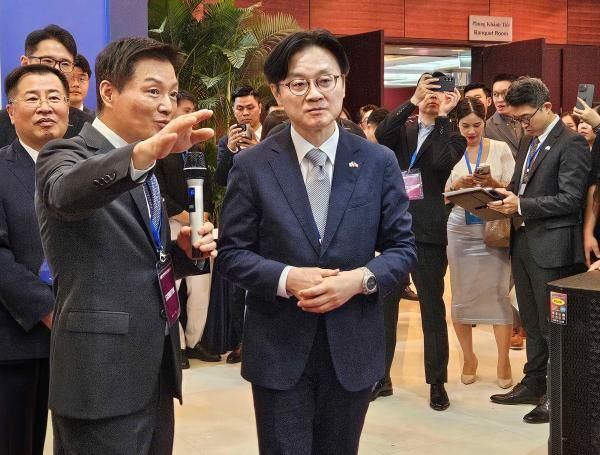 김정관 산업통상부 장관오른쪽과 박주형 신세계 대표이사 사장이 23일현지시간 베트남 하노이에서 열린 신세계 하이퍼그라운드 쇼케이스를 둘러보고 있다 사진신세계