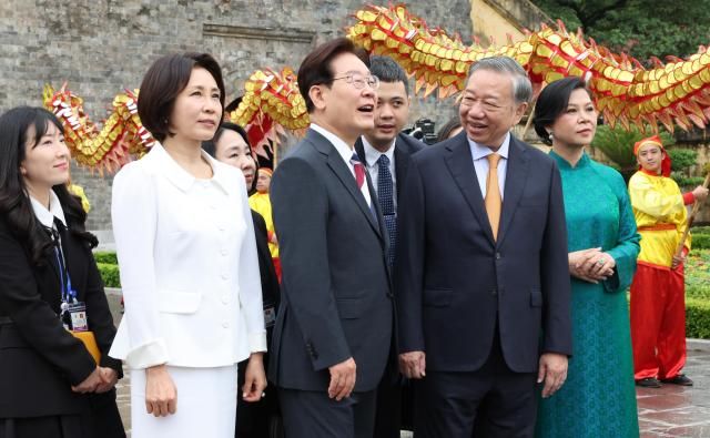 베트남을 국빈 방문 중인 이재명 대통령과 김혜경 여사가 24일현지시간 친교일정을 위해 방문한 하노이 탕롱 황성에서 영접 나온 또 럼 공산당 서기장 겸 국가주석 부부와 환영공연을 보며 이동하고 있다 사진연합뉴스