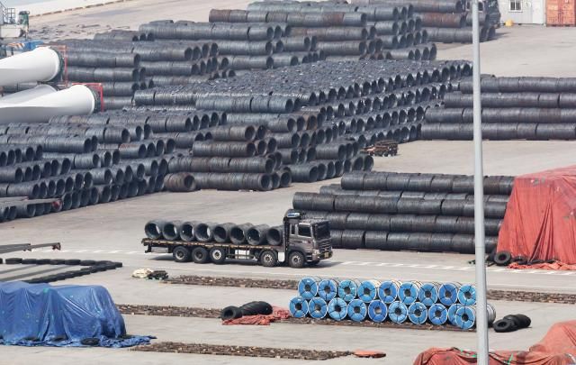 2026년 4월 3일 평택항에 쌓여있는 철강 제품 사진연합뉴스