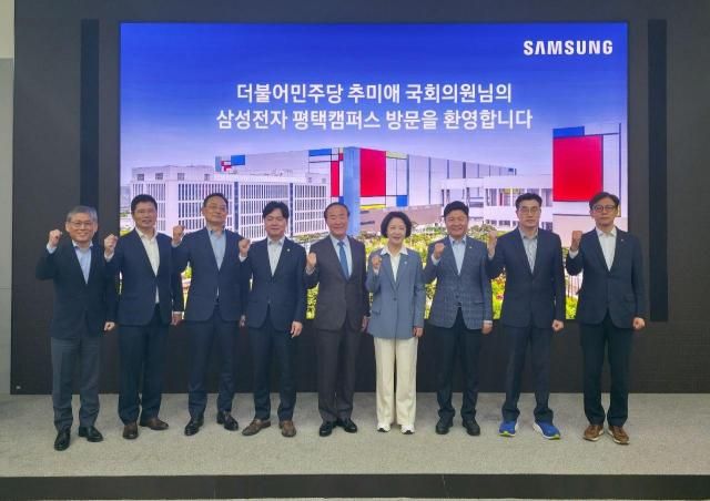 더불어민주당 추미애 의원이 24일 삼성전자 평택캠퍼스를 방문해 기념사진을 찍고 있는 모습 좌측부터 삼성전자 김용관 사장 삼성전자 백수현 사장 삼성전자 김완표 사장 더불어민주당 김현정 의원 삼성전자 전영현 부회장 더불어민주당 추미애 의원 더불어민주당 홍기원 의원 최원용 평택시장 예비후보 현근택 용인시장 예비후보 사진삼성전자 