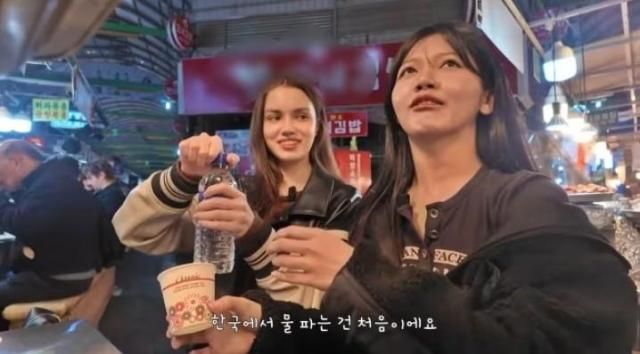 한국에서 13년을 지낸 미얀마 출신 유튜버가 서울 종로구 광장시장에서 500㎖ 페트병 생수를 2000원에 판매한 노점 상인에 대해 바가지 논란을 제기했다 사진JBTC ‘사건반장’ 캡처