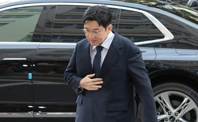 IPO를 앞두고 투자자들을 속여 지분을 팔게 한 의혹을 받는 방시혁 하이브 의장이 지난해 9월 15일 서울 마포구 서울경찰청 금융범죄수사대에 피의자 신분으로 출석하는 모습 사진연합뉴스