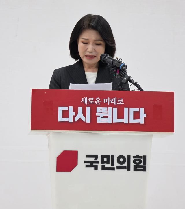 눈물 흘리며 불출마 선언하는 이진숙 전 방통위원장 대구연합뉴스 한무선 기자 국민의힘 대구시장 공천에서 컷오프되자 무소속 출마 행보를 보여온 이진숙 전 방송통신위원장이 25일 국민의힘 대구시당 당사에서 연 기자회견에서 시장 선거 불출마를 선언하며 눈물을 흘리고 있다 2026425 mshanynacokr2026-04-25 113123 저작권자 ⓒ ㈜연합뉴스 무단 전재 재배포 금지 AI 학습 및 활용 금지저작권자 ⓒ ㈜연합뉴스 무단 전재 재배포 금지 AI 학습 및 활용 금지