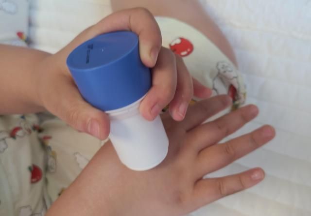 어린이가 외출 전 차앤맘의 피토세린 야외놀이 선스틱을 직접 바르고 있다 사진조현미 기자